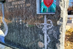 Pomnik granitowy nowoczesny wraz z rzezbiona tablica i witrazami, Wodzislaw Slaski, woj.slaskie