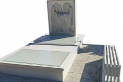 591 Nagrobek nowoczesny z konglomeratu kwarcowego wraz z plaskorzezba z piaskowca na grobie dziecka utraconego, Rybnik, rzeźbiarz Janusz Moroń