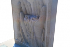 Nagrobek nowoczesny z konglomeratu kwarcowego wraz z plaskorzezba z piaskowca na grobie dziecka utraconego, Rybnik, rzeźbiarz Janusz Moroń