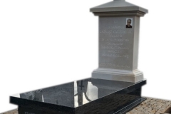 Pomnik nowoczesny granitowy wraz z tablica z piaskowca, Korczew