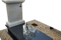 Pomnik nowoczesny granitowy wraz z tablica z piaskowca, Korczew