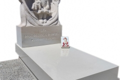 625 Nagrobek nowoczesny dla dziecka z bialego konglomeratu kwarcowego wraz z rzezba dziewczynki z piaskowca, Spytkowice woj. malopolskie