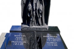 Pomnik nowoczesny z czarnego granitu wraz z rzezba mrocznego anioła, Cwiklice k.Pszczyny