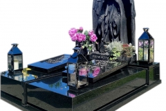 Pomnik nowoczesny z czarnego granitu wraz z rzezba mrocznego anioła, Cwiklice k.Pszczyny
