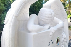 Rzezba pelnoplastyczna aniola z marmuru bialego Thassos- nagrobki nowoczesne, Leszno, rzeźbiarz Janusz Moroń