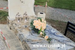 756-Pomnik-nowoczesny-z-granitu-jasnego-wraz-z-plaskorzezba-aniola-Wisla-Mala-woj.-slaskie