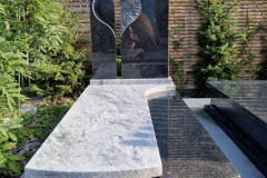 780-Nagrobek-nowoczesny-z-jasnego-oraz-ciemnego-granitu-z-rzezbionym-sercem-w-tablicy-nagrobnej-Czechowice-Dziedzice-woj.slaskie
