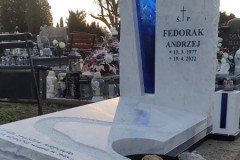 872-Pomnik-nowoczesny-z-bialego-marmuru-wloskiego-Calacatta-wraz-ze-szklem-witrazowym-barwionym-elemnatmi-ciosanymi-oraz-rzezbiona-droga-Milkowice-woj.dolnoslaskie