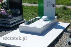 899-Nagrobek-nowoczesny-z-bialego-konglomeratu-ze-szklem-zielonym-witrazowym-Jasienica