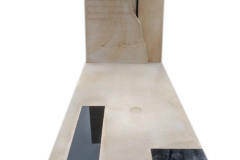 Pomnik bialo-czarny, pojedynczy z piaskowca i granitu, Buczkowice k.Zywiec, rzezbiarz Janusz Moroń