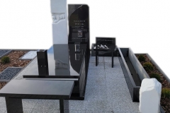 Pomnik pojedynczy z czarnego granitu w polaczeniu z rzezba z bialego greckiego marmuruThassos wraz z galanteria nagrobkowa, Sosnowiec