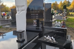 240 Pomnik pojedynczy z czarnego granitu w polaczeniu z rzezba z bialego greckiego marmuruThassos wraz z galanteria nagrobkowa, Sosnowiec