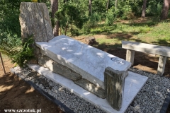 Nagrobek pojedynczy w formie sarkofagu z bialego marmuru wloskiego Calacatta wraz z polaczeniem skaly gnejsu, Wagrowiec k.Poznania