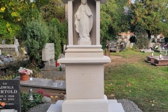 243 Pomnik z piaskowca w formie kapliczki wraz z rzezba Maryji, Wroclaw