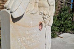 315-Pomnik-z-piaskowca-wraz-z-rzezba-aniola-wyk.-rzezbiarka-Paulina-Garbocz-Gliwice