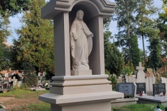 260 Pomnik z piaskowca w formie kapliczki wraz z rzezba Maryji, Wroclaw, rzeźbiarz Janusz Moroń