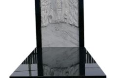063 Pomnik z granitu z rzezba z marmuru, Bierun, rzezbiarz Janusz Moroń