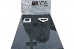 66 Pomnik z czarnego granitu wraz z tablica z marmuru, witrazem i krzyzem, Zywiec