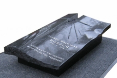 017  sarkofag - nagrobek z granitu wraz ze szklem artystycznym poznan
