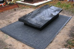 021-Nowoczesny-nagrobek-sarkofag-z-czarnego-granitu-z-szklanym-krzyzem-topionym