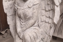 153-Rzezba-z-jasnego-granitu-aniolka-ze-skrzydlami