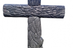 28 Rzezba granitowa krzyza wykonczonego strukura kory drzewa, Starokrzepice woj. slaskie