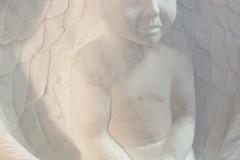 62-Rzezba-pelnoplastyczna-chlopca-w-skrzydlach-z-bialego-marmuru-wloskiego-Calacatta-Szczecin,  rzeźbiarka Paulina Garbocz
