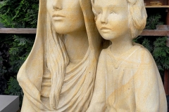 167 Rzezba pelnoplastyczna Madonny z dzieciatkiem z piaskowca Szczytna, rzeźbiarz Janusz Moroń, Niemcy