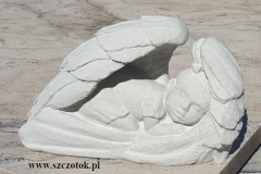 178 Rzezba aniolka w skrzydlach z piaskowca, Odrowaz, woj.malopolskie