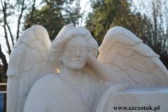 153 Rzezba aniola z lutnia z piaskowca, Rybnik, rzeźbiarz Janusz Moroń